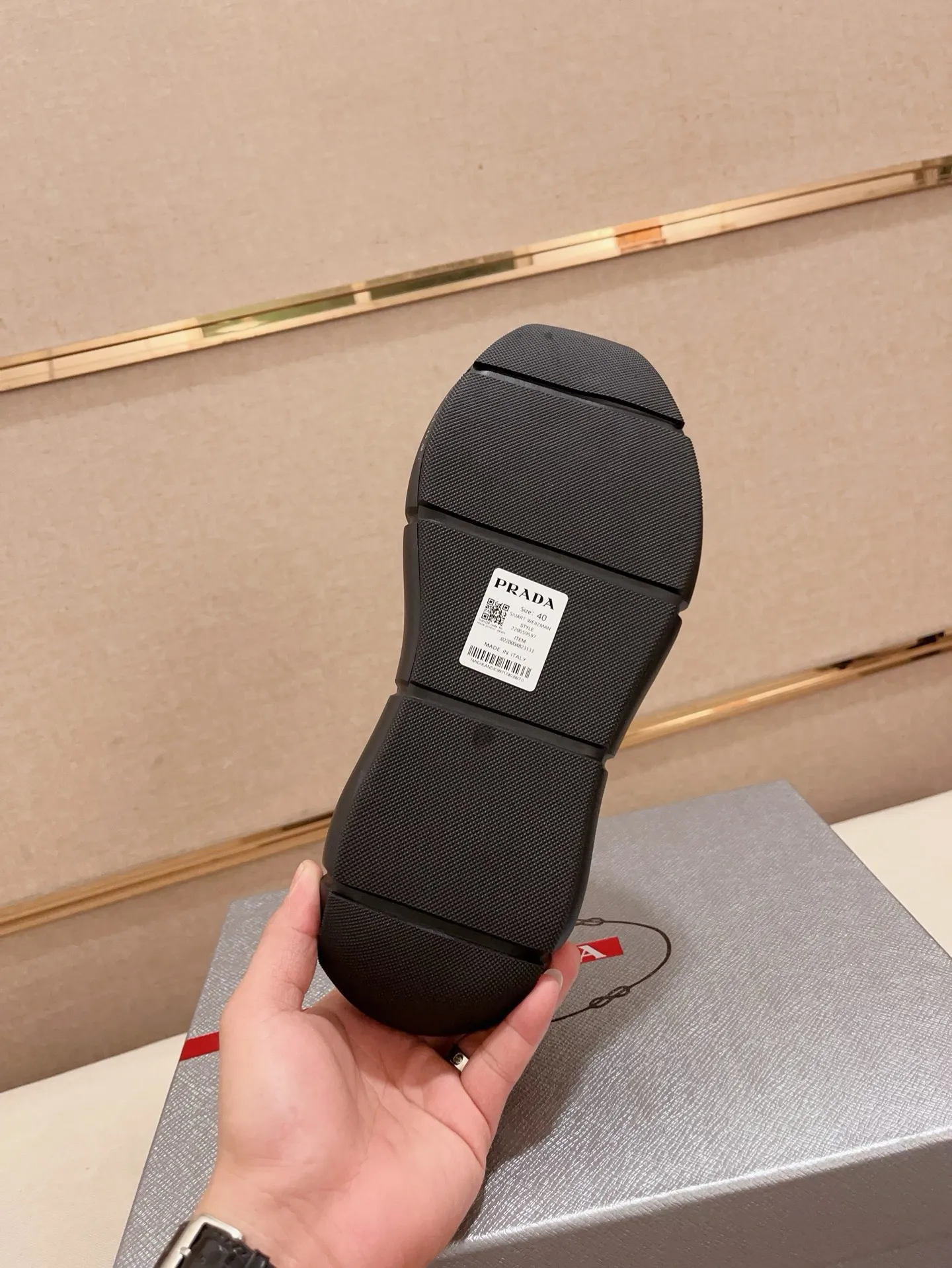 Men's shoes 💰 540💰 ✔️✔️✔️High version High-quality new PRADA (Prada) counters are launched simultaneously, new men's shoes, 😘fabrics are selected from first-layer cowhide. Lining: imported elastic mesh➕cowhide lining. 👍🏿High-end☄️Open-molded non-slip rubber outsole, exquisite lines, simple and elegant, comfortable and high-end for leisure travel. Number of yards: 38 to 44. (Can be customized for 45 non-refundable)
